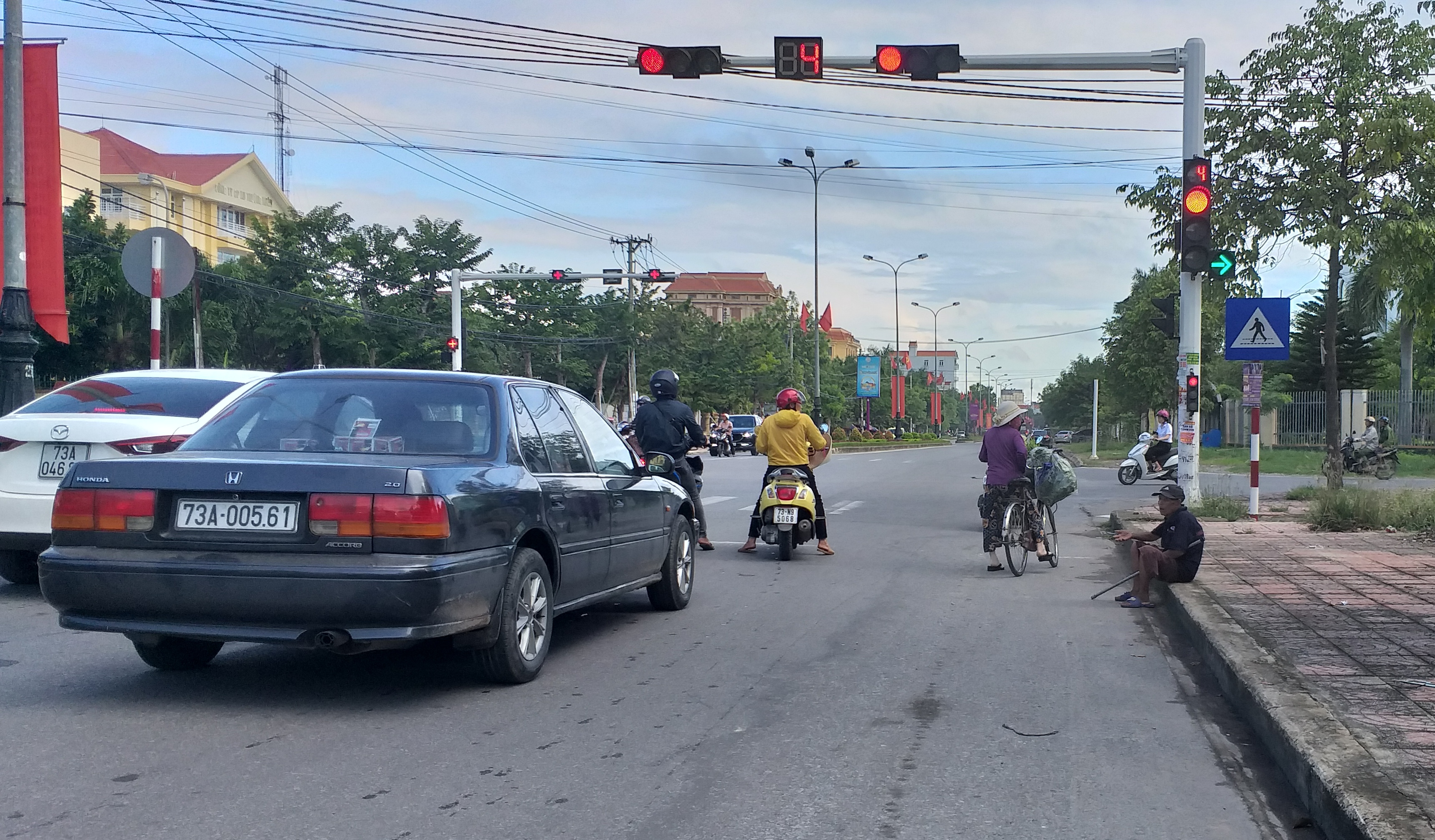   Tại ngã tư đường Trần Quang Khải giao với Hữu Nghị (TP. Đồng Hới), 1 ông cụ khoảng tầm 65-70 tuổi thường xuyên đứng xin tiền. 