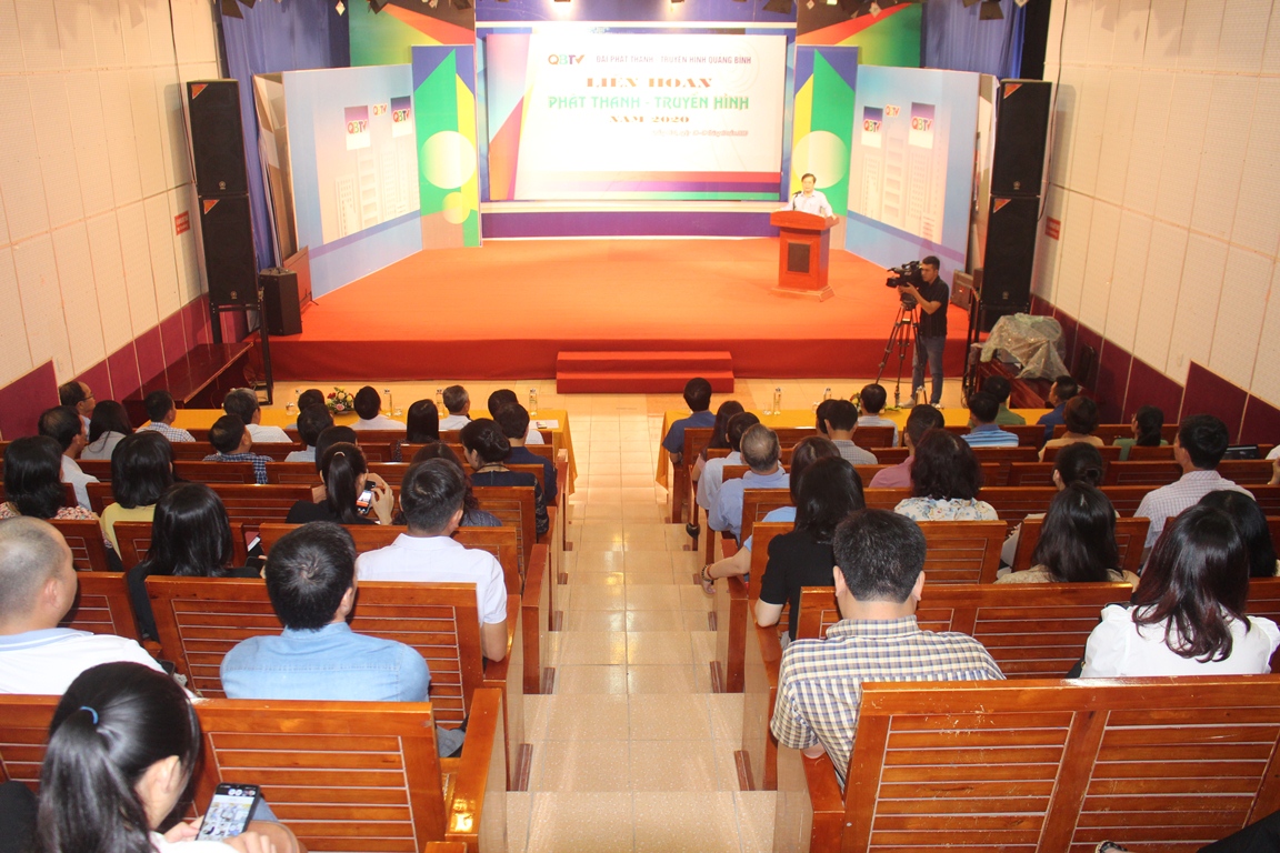 Các đại biểu tham dự lễ khai mạc Liên hoan PT-TH Quảng Bình năm 2020.