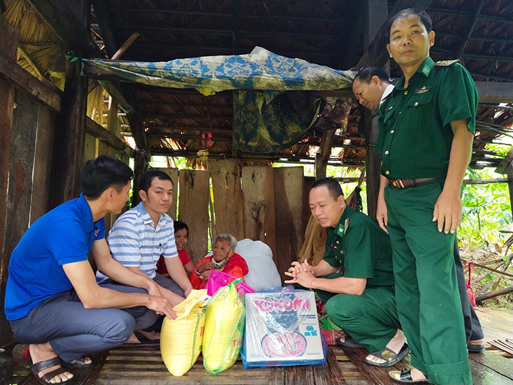 Đồn BP Làng Mô trao 40kg gạo, chăn ấm cùng nhu yếu phẩm cho gia đình neo đơn Hồ Thị Hoa, 92 tuổi trú bản Chân Troộng, xã Trường Sơn