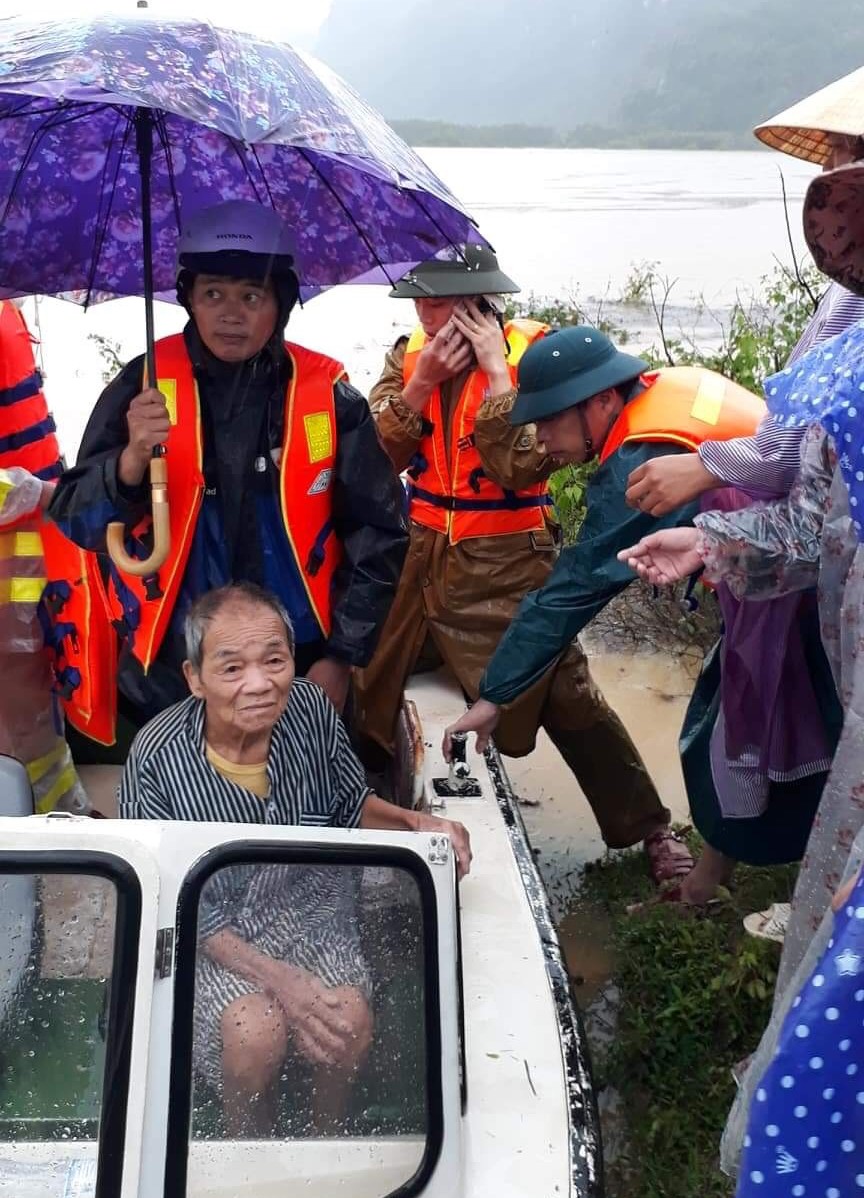 Ca nô của Huyện đội Minh Hóa đưa bệnh nhân từ vùng cô lập đi Bệnh viện đa khoa Minh Hóa