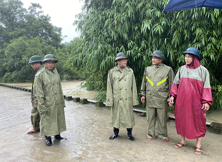 Đồng chí Phó Chủ tịch UBND tỉnh Trần Phong kiểm tra một số tuyến đường giao thông bị nước lũ chia cắt tại xã Thạch Hoá (Tuyên Hoá).