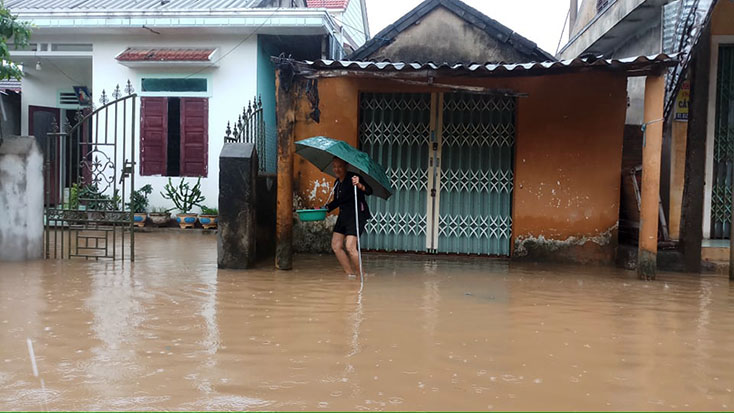 Nhiều nhà dân thôn Phù Ninh bị ngập do mưa lũ