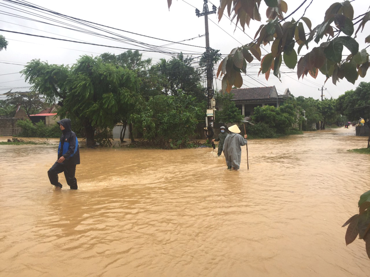 Nhiều tuyến đường chính bị ngập sâu trong nước.