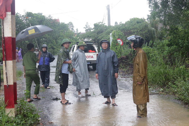 Lãnh đạo huyện Quảng Ninh chỉ đạo công tác ứng phó mưa lũ trên địa bàn.