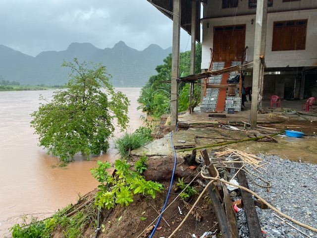 Một ngôi nhà của người dân xã Đức Hóa có nguy cơ bị lở xuống sông Gianh.