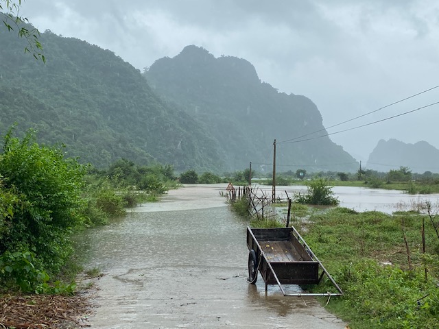 Nhiều tuyến đường giao thông trên địa bàn xã Thách Hóa (Tuyên Hóa) bị ngập lụt.