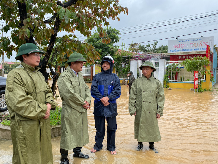 Đồng chí Trần Phong, Phó Chủ tịch UBND tỉnh chỉ đạo công tác ứng phó mưa lũ tại xã Hiền Ninh (Quảng Ninh).