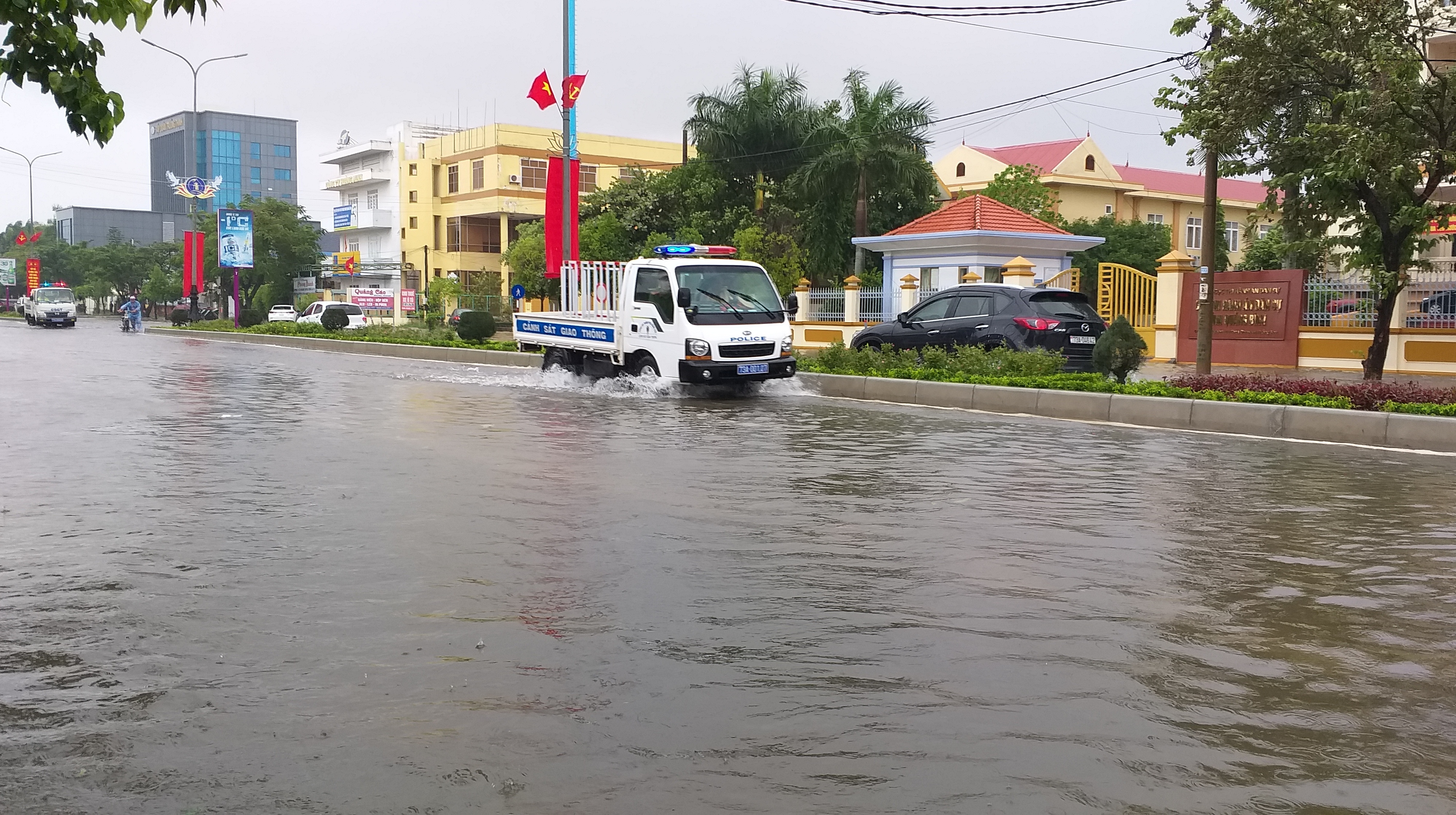 Mưa lớn đã làm ngập tuyến đường Nguyễn Hữu Cảnh.