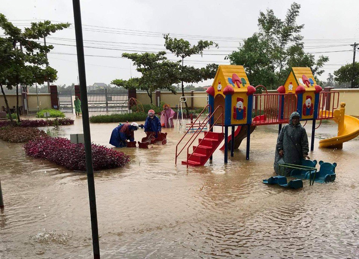 Giáo viên Trường mầm non Duy Ninh được sự giúp đỡ của lực lượng chức năng đang thu dọn trang thiết bị.