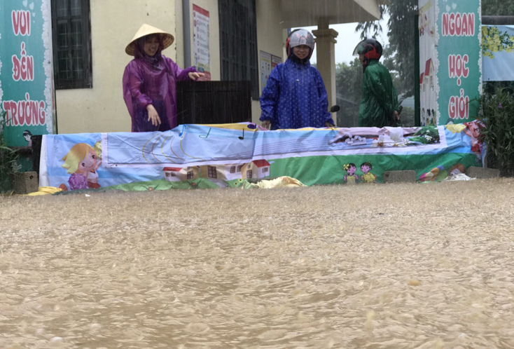 Trường mầm non số 2 Quy Đạt ngập nước trong chiều 7-10.