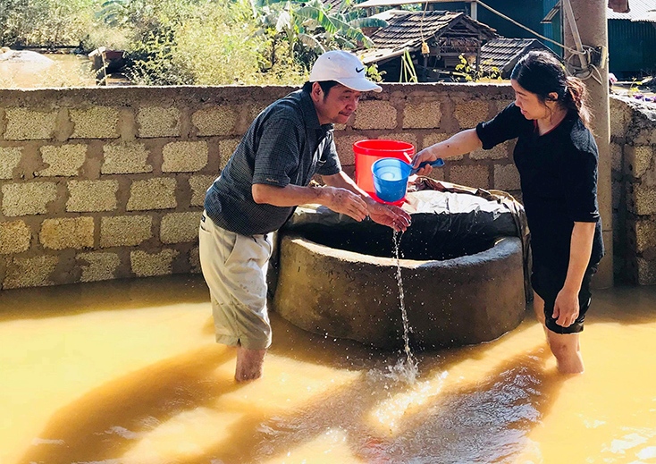 Sau các đợt mưa, lũ, cán bộ y tế luôn tăng cường hoạt động xử lý môi trường, bảo đảm nguồn nước sạch phục vụ người dân ở các địa phương.