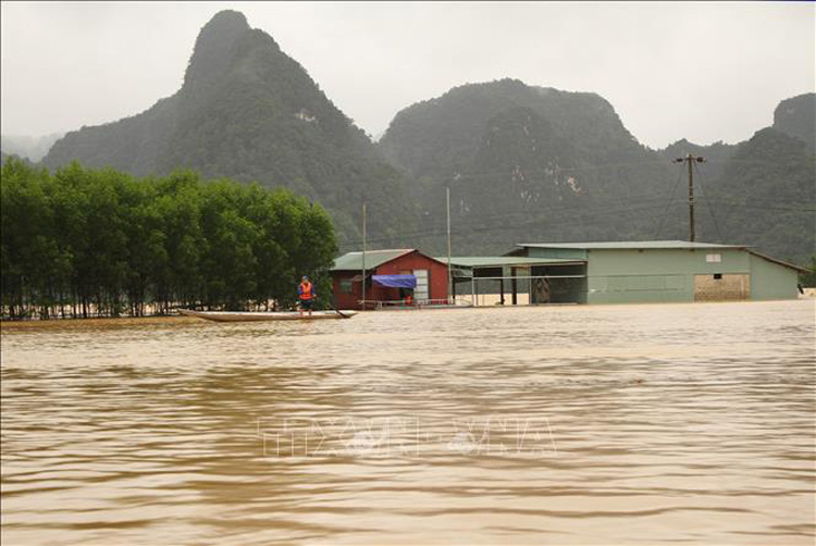  Xã Tân Hóa, huyện Minh Hóa (Quảng Bình) nước lũ dâng cao hơn 2m, khoảng 300 ngôi nhà bị ngập sâu. Ảnh: Văn Tý/TTXVN