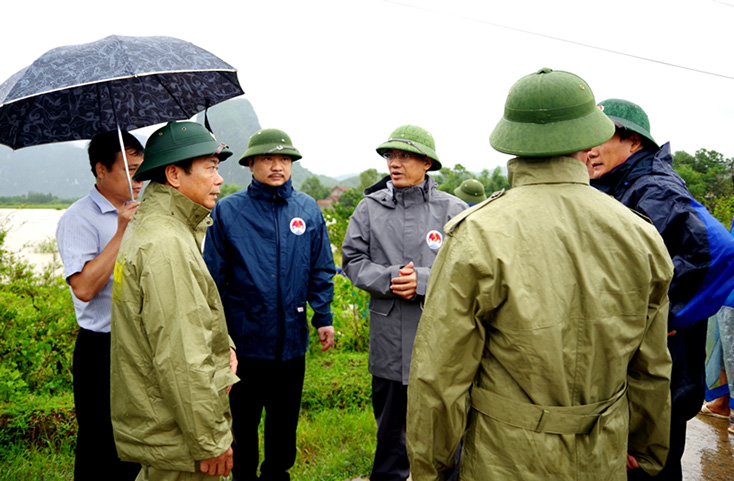 Đại tá Trịnh Thanh Bình, Chỉ huy trưởng BĐBP Quảng Bình báo cáo với đoàn công tác về tình hình ngập lũ tại một số địa bàn các xã biên giới của huyện Minh Hóa.