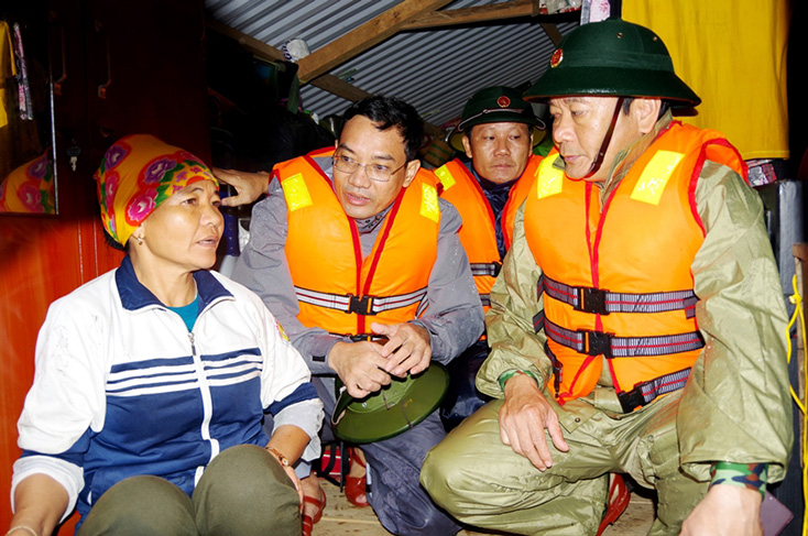  Đồng chí Vũ Xuân Thành (thứ 2 từ trái sang) và lãnh đạo Bộ Chỉ huy BĐBP tỉnh Quảng Bình cùng đoàn công tác đến thăm hỏi, động viên người dân xã Tân Hóa, huyện Minh Hóa.