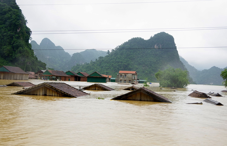 Nhà văn hóa và đa số nhà dân xã Tân Hóa, huyện Minh Hóa ngập sâu trong biển nước.