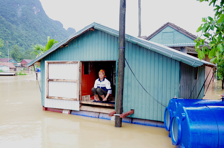 Nhà văn hóa và đa số nhà dân xã Tân Hóa, huyện Minh Hóa ngập sâu trong biển nước.