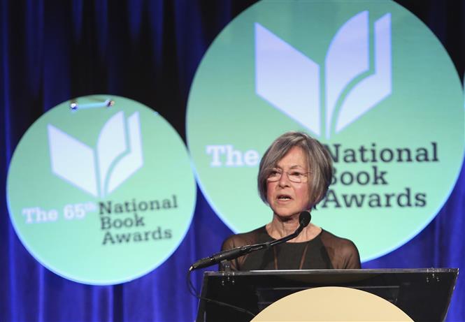  Nữ thi sĩ Louise Gluck phát biểu tại lễ trao giải thưởng Sách quốc gia ở thành phố New York, Mỹ ngày 19-11-2014. Ảnh: AFP/TTXVN