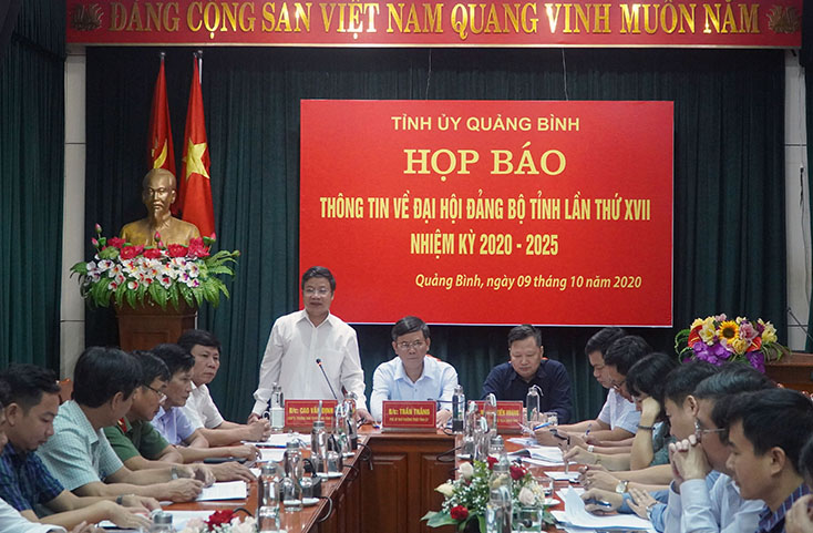 Đồng chí Trưởng Ban Tuyên giáo Tỉnh ủy Cao Văn Định phát biểu tại buổi họp báo
