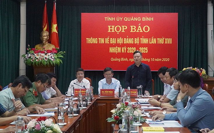 Đồng chí Phó Chủ tịch UBND tỉnh Nguyễn Tiến Hoàng trả lời các câu hỏi của đai diện các cơ quan báo chí