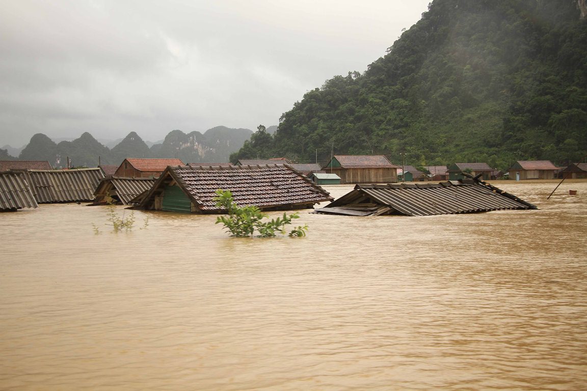 Hơn 550 ngôi nhà ở Tân Hóa ngập sâu trong lũ.