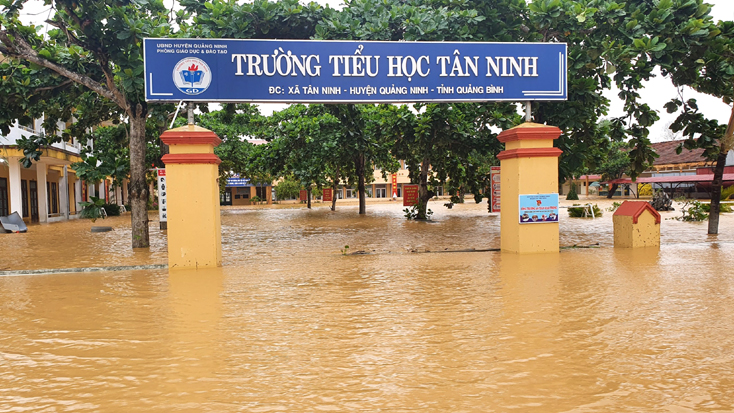 Trường Tiểu học Tân Ninh bị ngập sâu trong lũ.