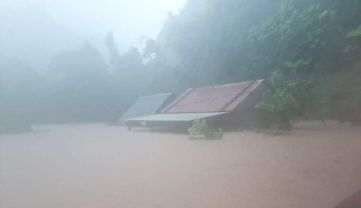 Nước lũ dâng cao gây ngập lụt nhà dân trên địa bàn xã Trường Sơn (Quảng Ninh).