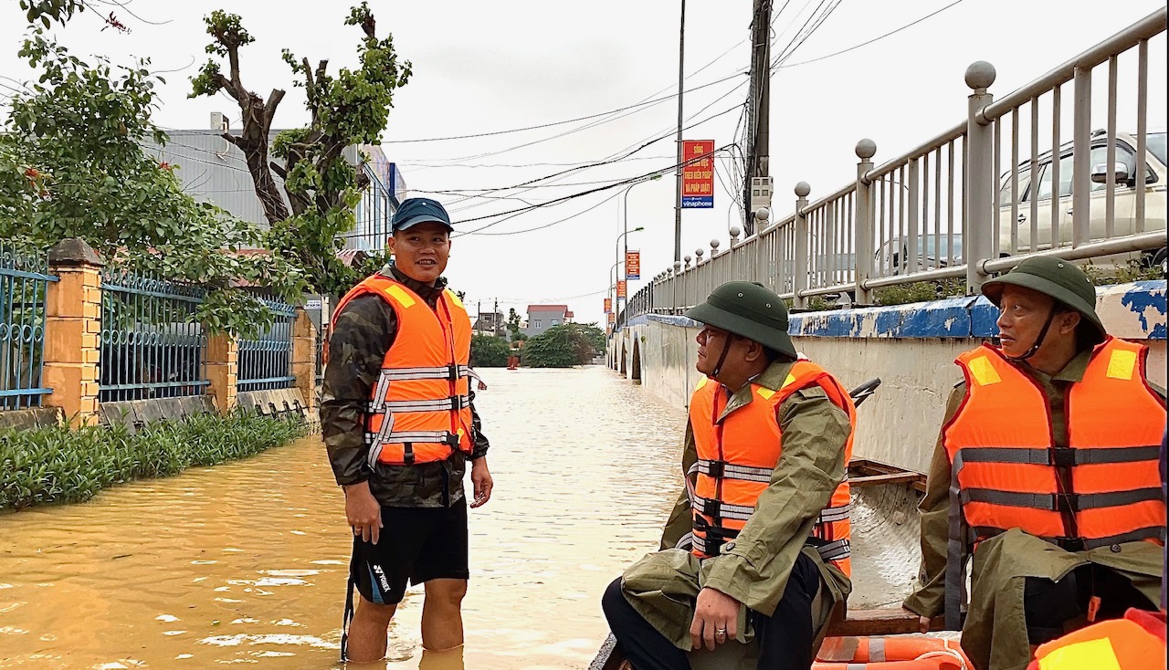 Đồng chí Trần Phong thăm hỏi, động viên người dân Lệ Thủy ứng phó với diễn biến mưa lũ.