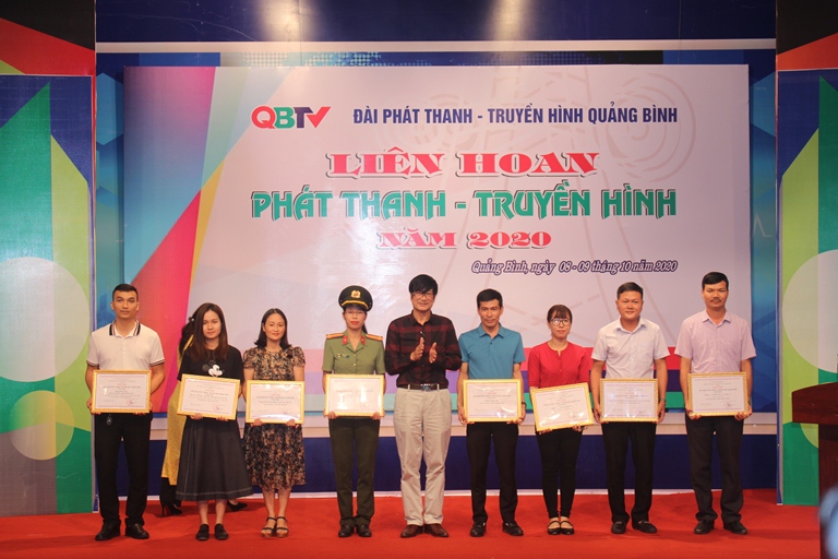 Ban tổ chức trao thưởng cho các tác giả, nhóm tác giả đoạt giải nhì phát thanh.