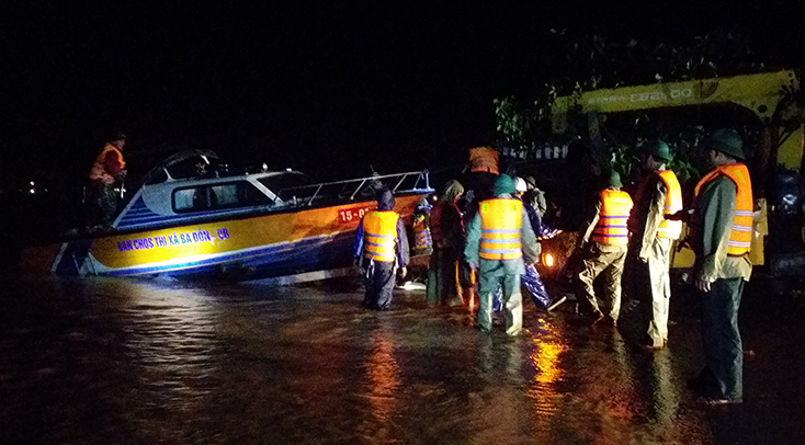 Ban CHQS thị xã Ba Đồn hạ thủy xuồng cao tốc cơ động ứng cứu nhân dân vùng lũ