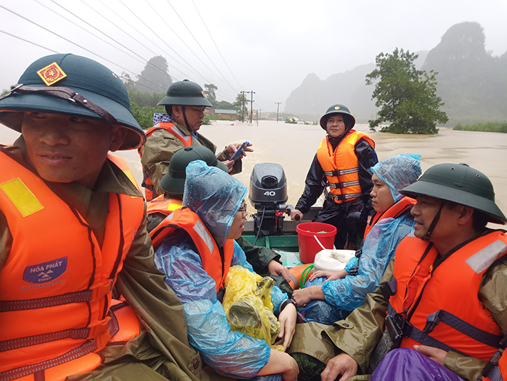 CBCS Ban CHQS huyện Minh Hóa vượt lũ vào xã Tân Hóa di dời người dân đến vị trí an toàn