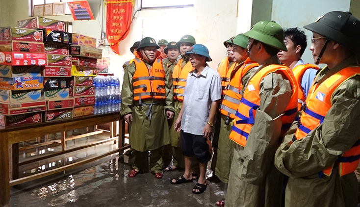 Lãnh đạo Công an tỉnh Quảng Bình cùng đoàn công tác trực tiếp xuống hiện trường ứng cứu và hỗ trợ mì tôm, nước uống người dân bị lũ lụt