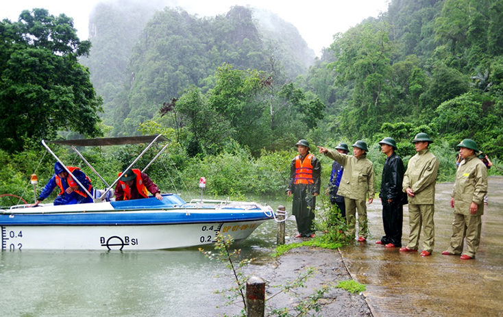 Lãnh đạo Bộ Chỉ huy BĐBP Quảng Bình đến trực tiếp chỉ đạo Đồn Biên phòng Cà Xèng chuẩn bị ca nô túc trực đưa đón người dân qua lại vùng ngập lũ.