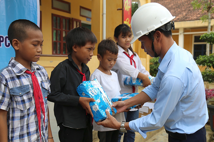 Đại diện Điện lực Quảng Bình tặng quà cho học sinh dân tộc thiểu số Trường PTDT Bán trú TH-THCS Lâm Hóa.