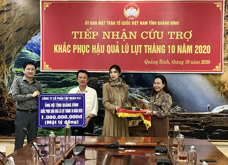 Đồng chí Phạm Thị Hân và đại diện lãnh đạo Ủy ban MTTQVN tỉnh tiếp nhận số tiền ủng hộ 1 tỷ đồng từ Tập đoàn FLC 