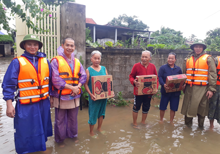 Trao quà cứu trợ cho các gia đình bị ngập nước lũ sâu ở xã An Ninh 