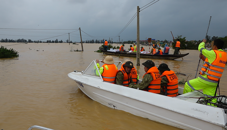 Để tiếp cận vùng lũ, đoàn cứu trợ phải di chuyển bằng ca nô và vượt nước lũ hơn 3km.