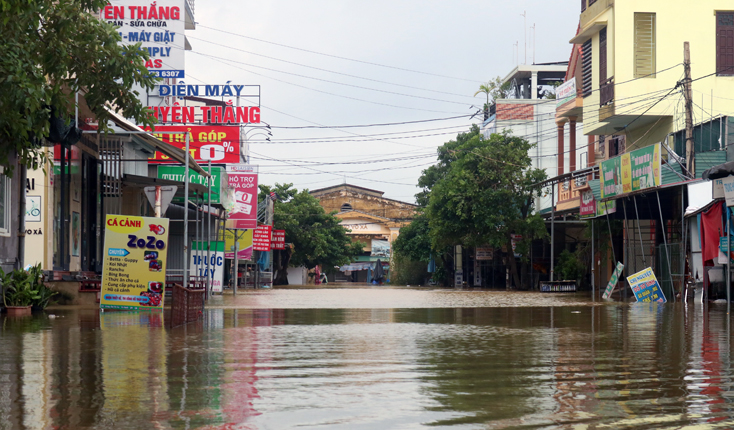 Khu vực Chợ Võ Xá, xã Võ Ninh vẫn đang ngập trong nước lụt.