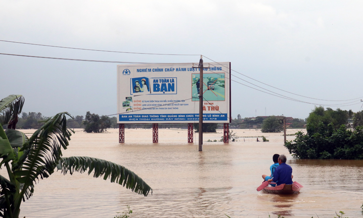 Một số người dân huyện Quảng Ninh dùng đò để lưu thông trong thời điểm lũ lụt