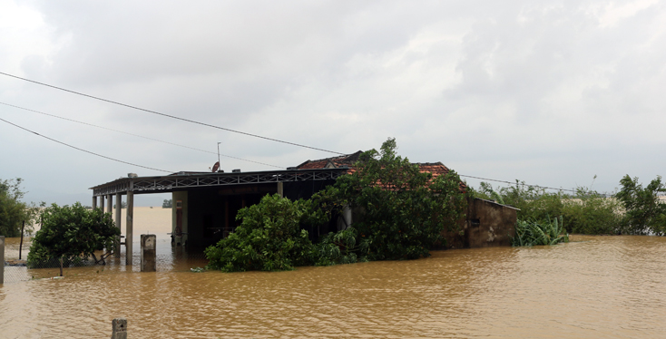 Nhà dân ở xã Gia Ninh bị ngập sâu trong nước lụt nhiều ngày ròng