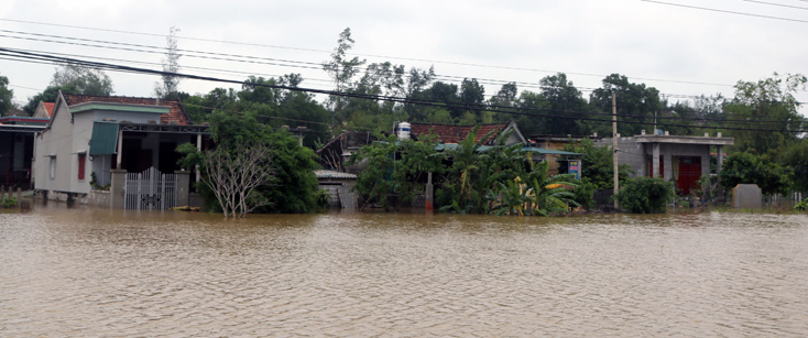 Tính đến cuối ngày 10-10-2020, vẫn còn hàng trăm nhà dân  ở huyện Quảng Ninh bị ngập sâu trong nước lụt nhiều ngày ròng