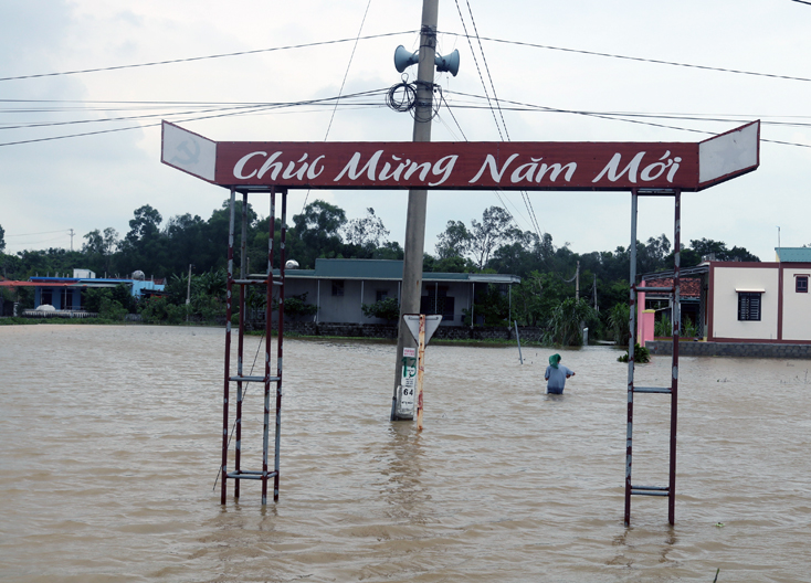 Hiện vẫn còn nhiều trục đường liên thôn, xóm ở huyện Quảng Ninh bị ngập sâu trong nước lụt