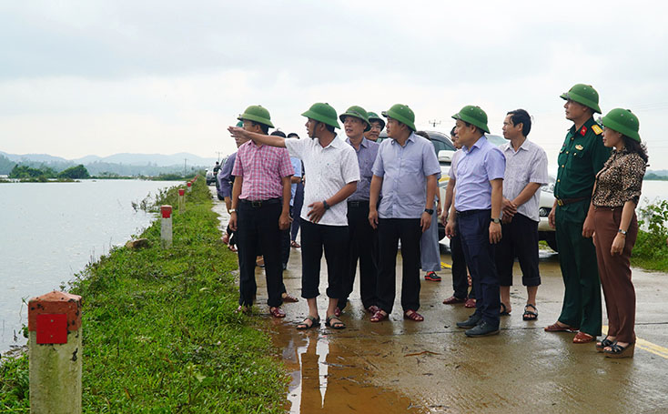 Đồng chí Bí thư Tỉnh ủy Vũ Đại Thắng kiểm tra tình hình mưa lũ tại huyện Bố Trạch