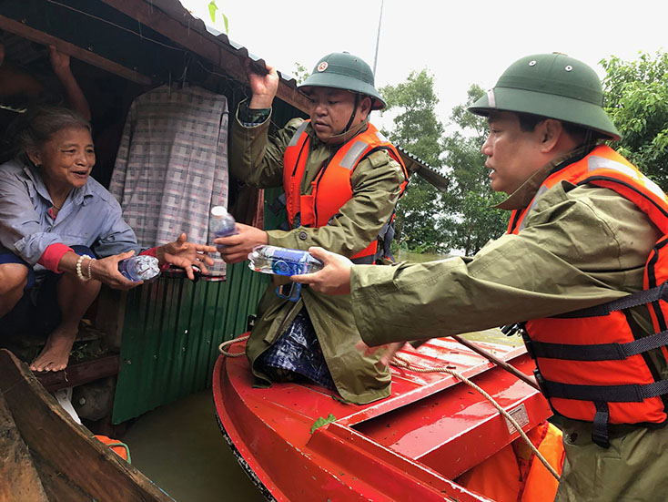 Đồng chí Bí thư Tỉnh ủy Vũ Đại Thắng trao quà cho người dân vùng lũ Tân Hóa