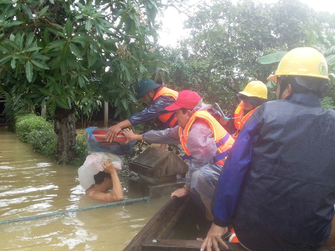  Hội CTĐ cứu trợ mỳ tôm cho các người dân ở huyện Lệ Thủy 