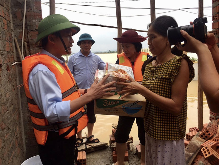Đoàn công tác cứu trợ nhu yếu phẩm cho các hộ dân vùng lũ xã Hiền Ninh, huyện Quảng Ninh