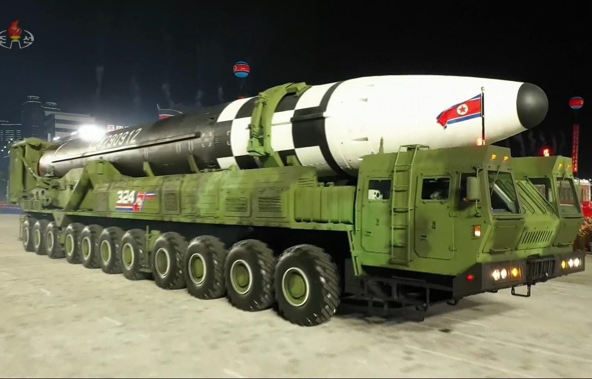  Mẫu tên lửa đạn đạo xuyên lục địa (ICBM) mới của Triều Tiên được giới thiệu trong cuộc duyệt binh kỷ niệm 75 năm thành lập đảng Lao động Triều Tiên tại Bình Nhưỡng ngày 10-10-2020. (Ảnh: Yonhap/ TTXVN)