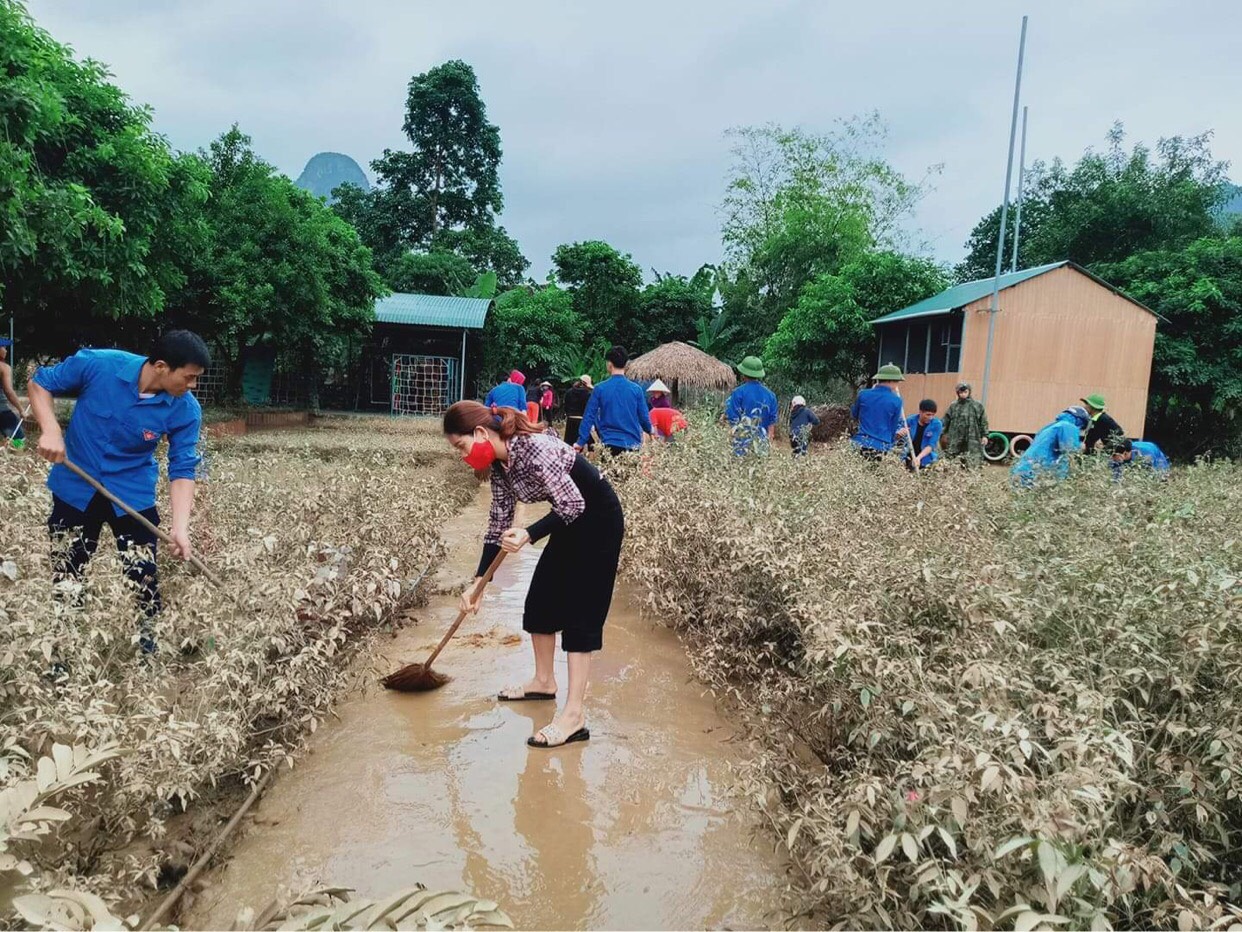 Lực lượng đoàn viên thanh niên huyện Minh Hóa tham gia làm vệ sinh ở xã Tân Hóa 