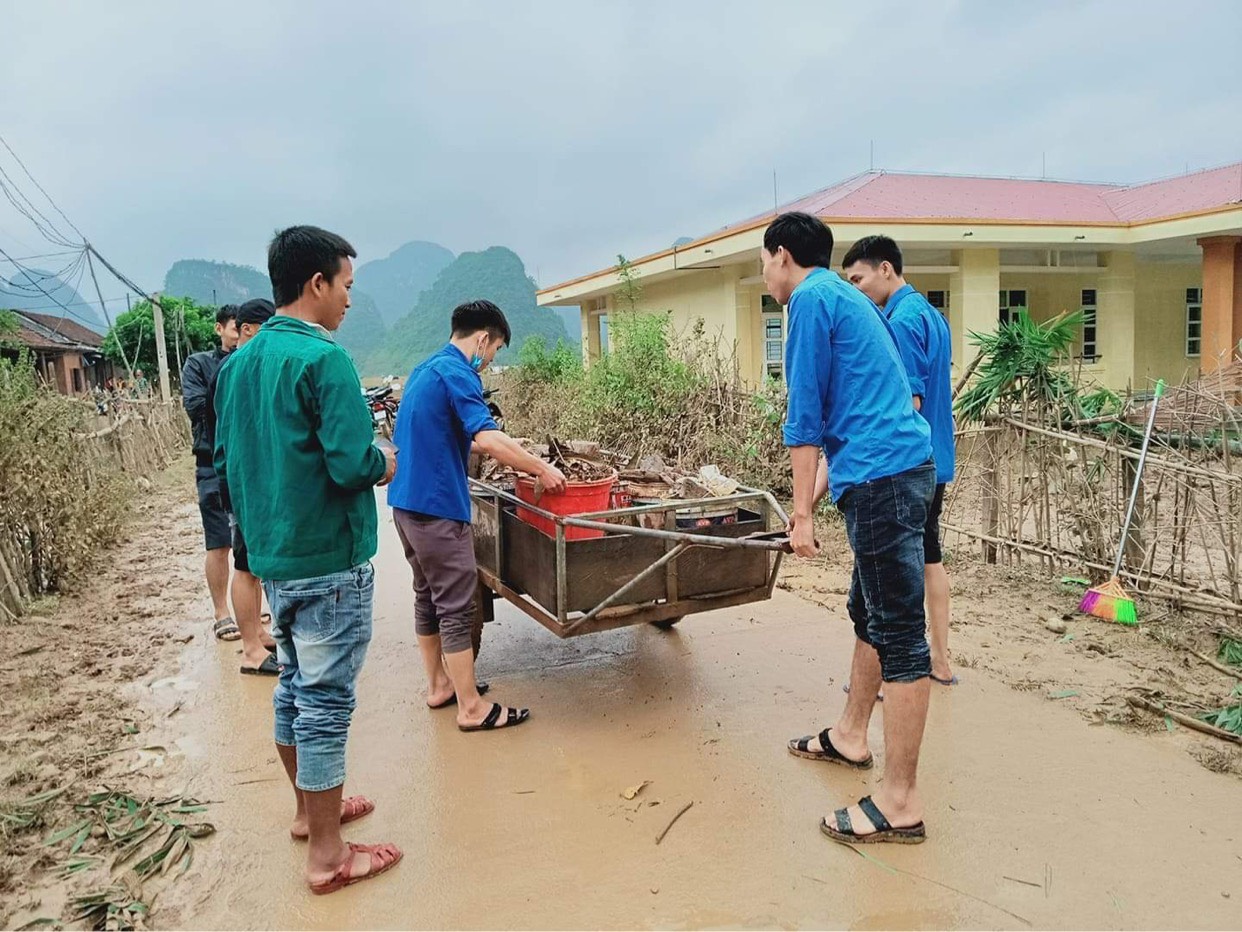 Lực lượng đoàn viên thanh niên huyện Minh Hóa tham gia làm vệ sinh ở xã Minh Hóa