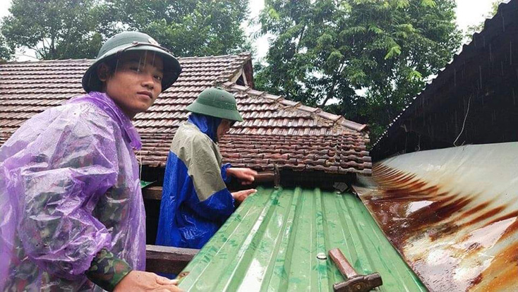 Bộ đội Biên phòng giúp dân lợp lại mái nhà trên địa bàn xã Trường Sơn (Quảng Ninh).