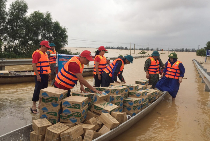 Hội Chữ thập đỏ tỉnh vận chuyển các nhu yếu phẩm, nước uống đến cho người dân vùng lũ.